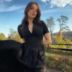 Elizabeth Gillies Instagram – Thinking up new spells in New Hope 🧹🕷️

🏡 @riverhouseatodettes