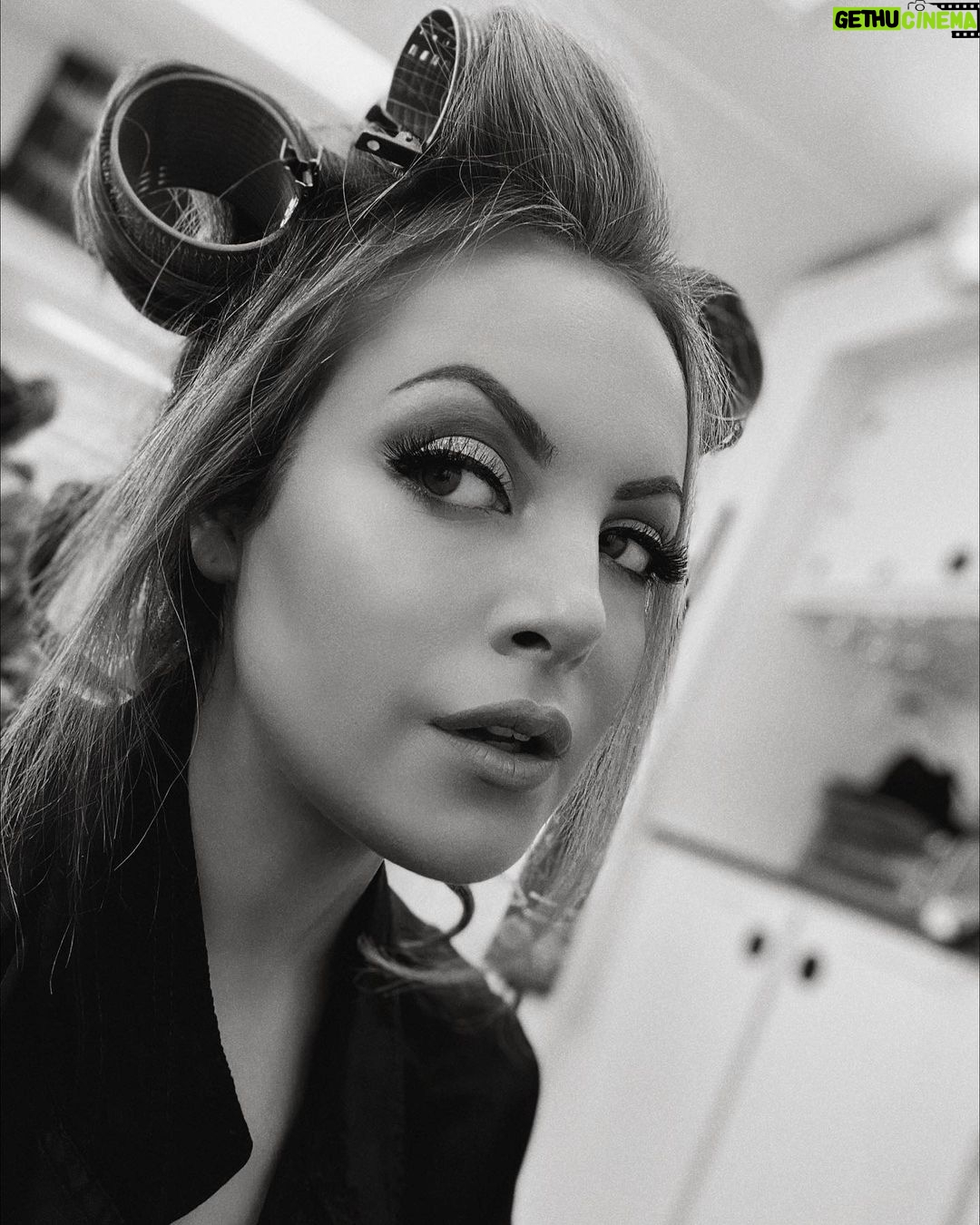 Elizabeth Gillies Instagram - When you hear someone mention Shrek from a few chairs down 👀