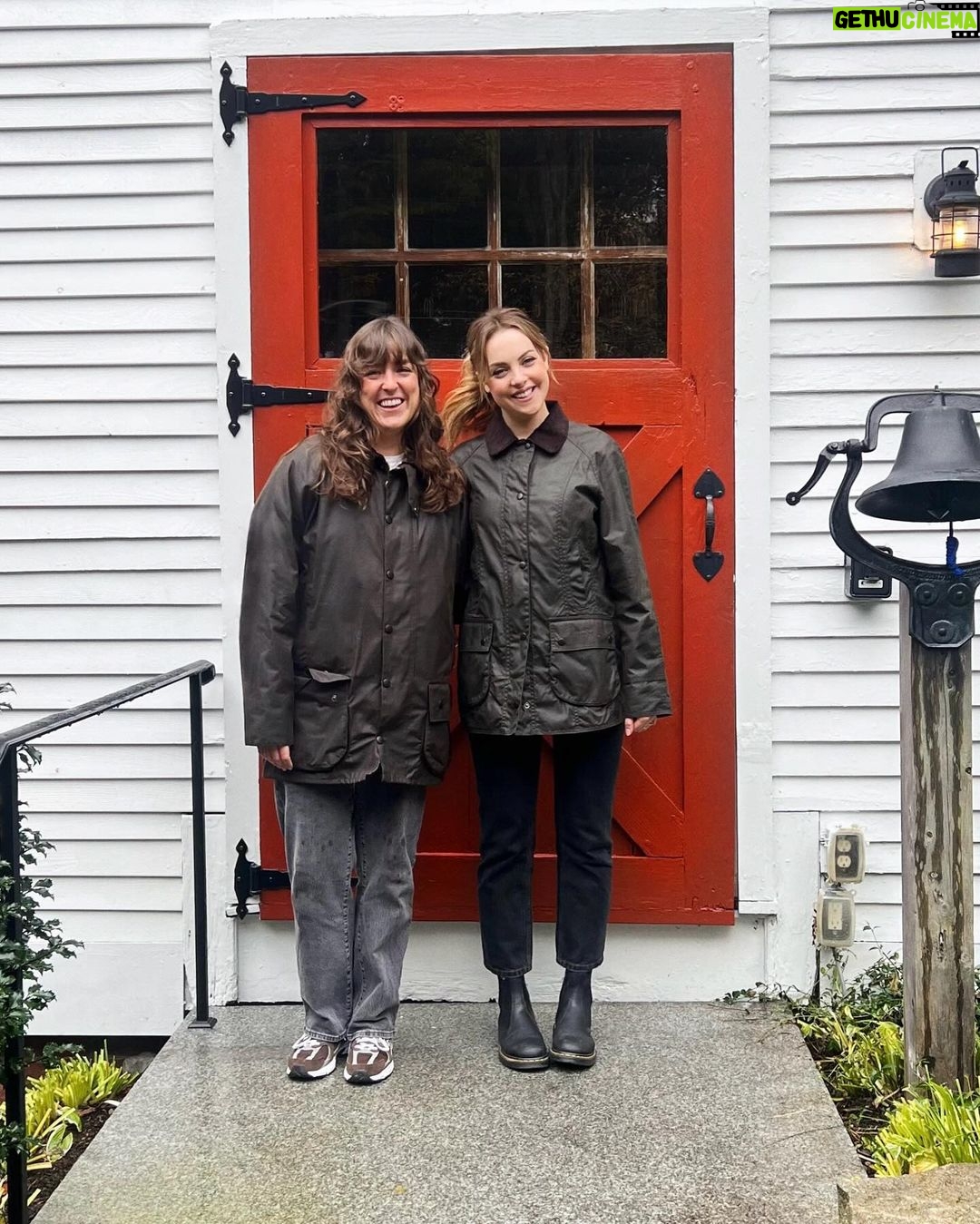 Elizabeth Gillies Instagram - Thank you, @whitebarnauberge for making my autumn dreams come true. Can’t say enough about our experience, it was truly one of my favorite stays of all time. If only I could’ve figured out a way to bring that glorious 1,600 lb pumpkin home with me. Next time 🍁