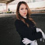 Elizabeth Gillies Instagram - She’s a horse girl. New Dynasty tonight. 🐎