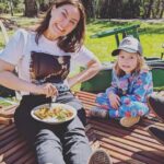 Ella Hooper Instagram - Violet Town dump. Left it too long and my heart was hurting. It’s filled back up.. but could take more. feat. @jacksonsproducestorecafe @laurabinks high school art feat @frenzalofficial Howie’s new deck, my niece Zoe, Amy Winehouse, Dan Sultan (puppets) and various mum murals. Ahhh.. my happy place. Xx