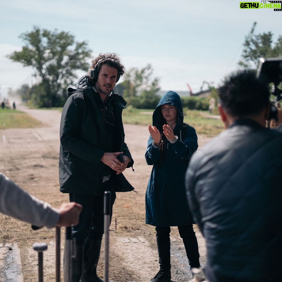 Ella Lee Instagram - Amazing moments in 2019: shooting the Star Wars JEDI Fallen Order commercial with the wonderful Garth Davis. #starwars #jedifallenorder #stormtrooper #fallenorder #garthdavis #ellalee #neidig #xbox Toronto Film Studio
