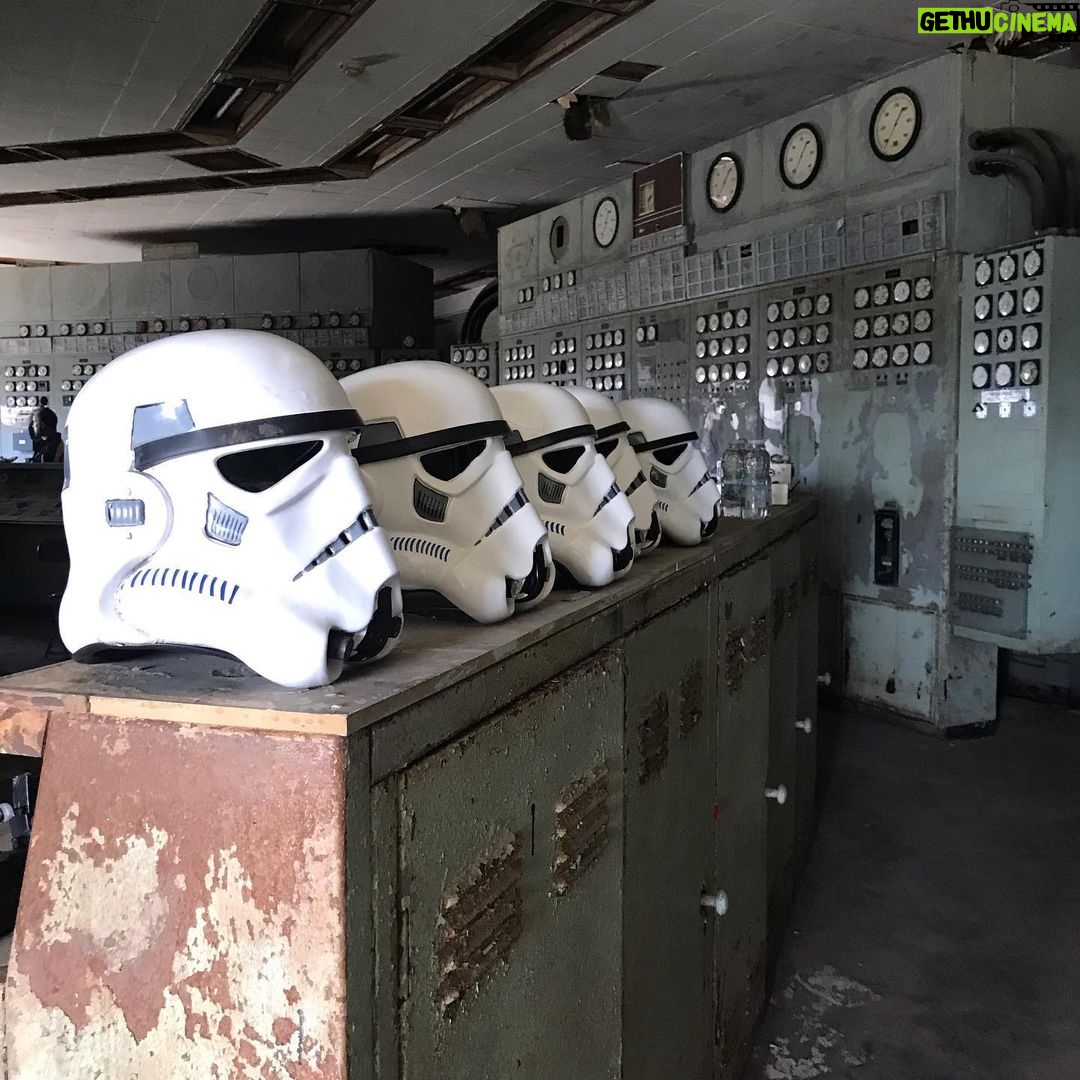 Ella Lee Instagram - Even Stormtrooper need a rest. One of the most amazing moments in 2019 was shooting the Star Wars: JEDI Fallen Order commercial with the wonderful Garth Davis. #starwars #jedifallenorder #stormtrooper #fallenorder #garthdavis #ellalee #neidig #xbox Toronto Film Studio