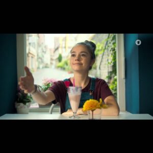 Ella Lee Instagram - Hi ich bin Lea und habe aus Versehen eine weltweite bankenkriese ausgelöst .. #einehochzeitplatztseltenallein #ard #deutschefilmeinmadrid