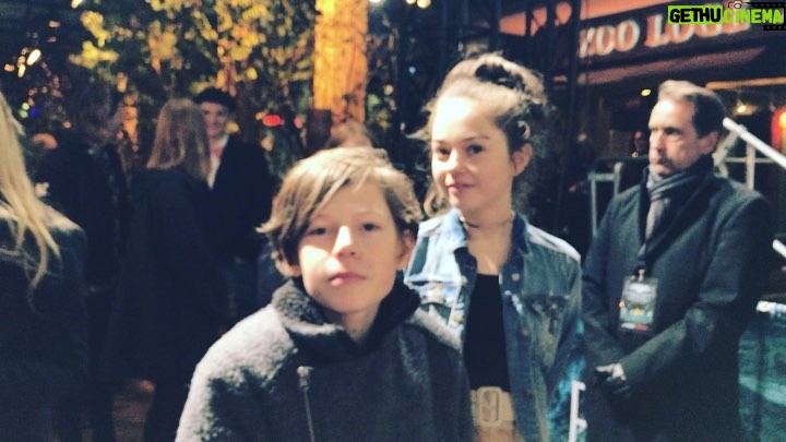 Ella Lee Instagram - Wann ist Mikkel? #darkseries #darknetflix #ellalee #hannahkahnwald #mikkel @neidig_org #premiere #zoopalastberlin #daanlennardliebrenz @neidig_org ZOO PALAST Berlin