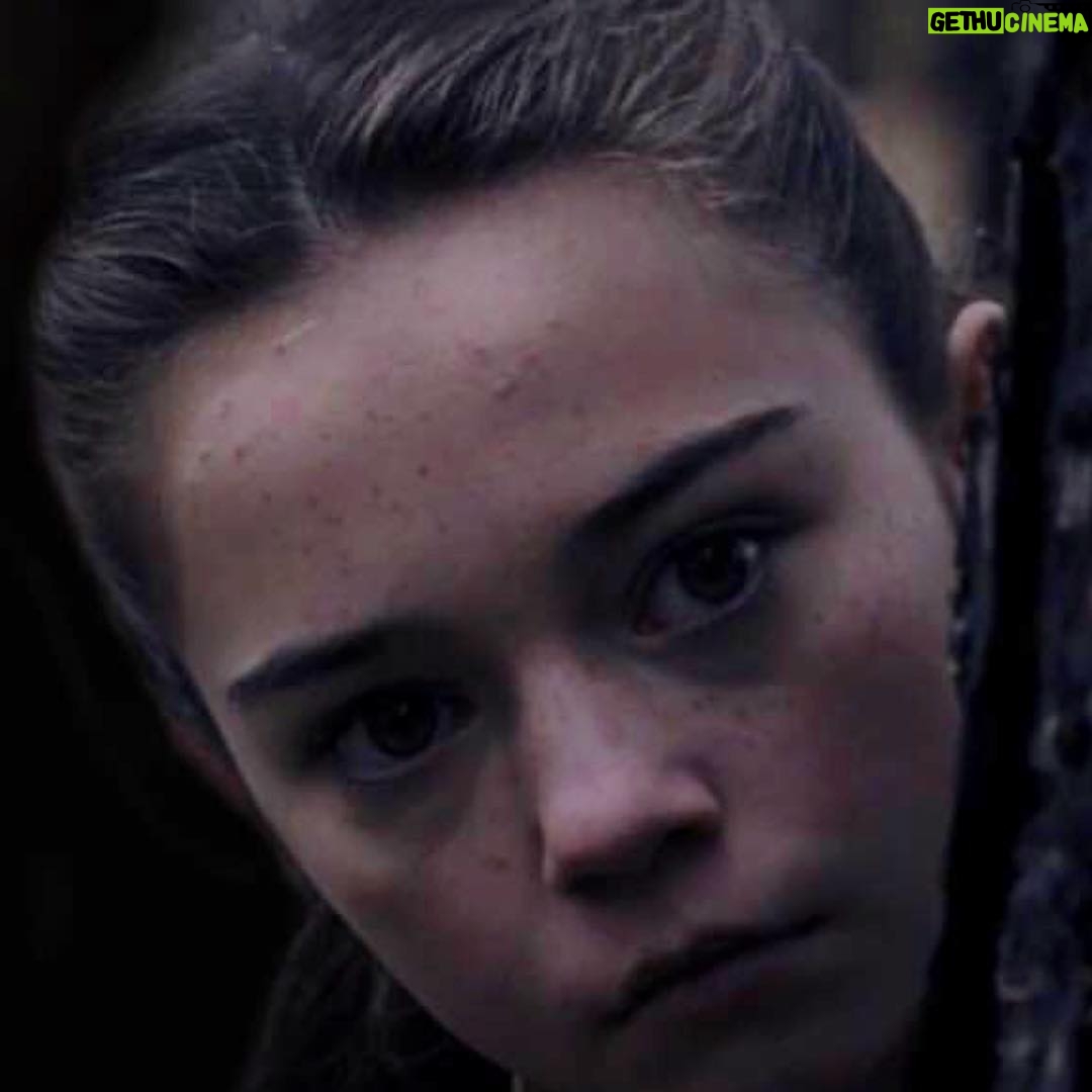 Ella Lee Instagram - ....die Dreharbeiten waren oft in Nässe und Kälte. Es hat sich aber gelohnt! #ellalee #hannahkahnwald #darkseries #darknetflix #lovingDARK #netflix #neidig