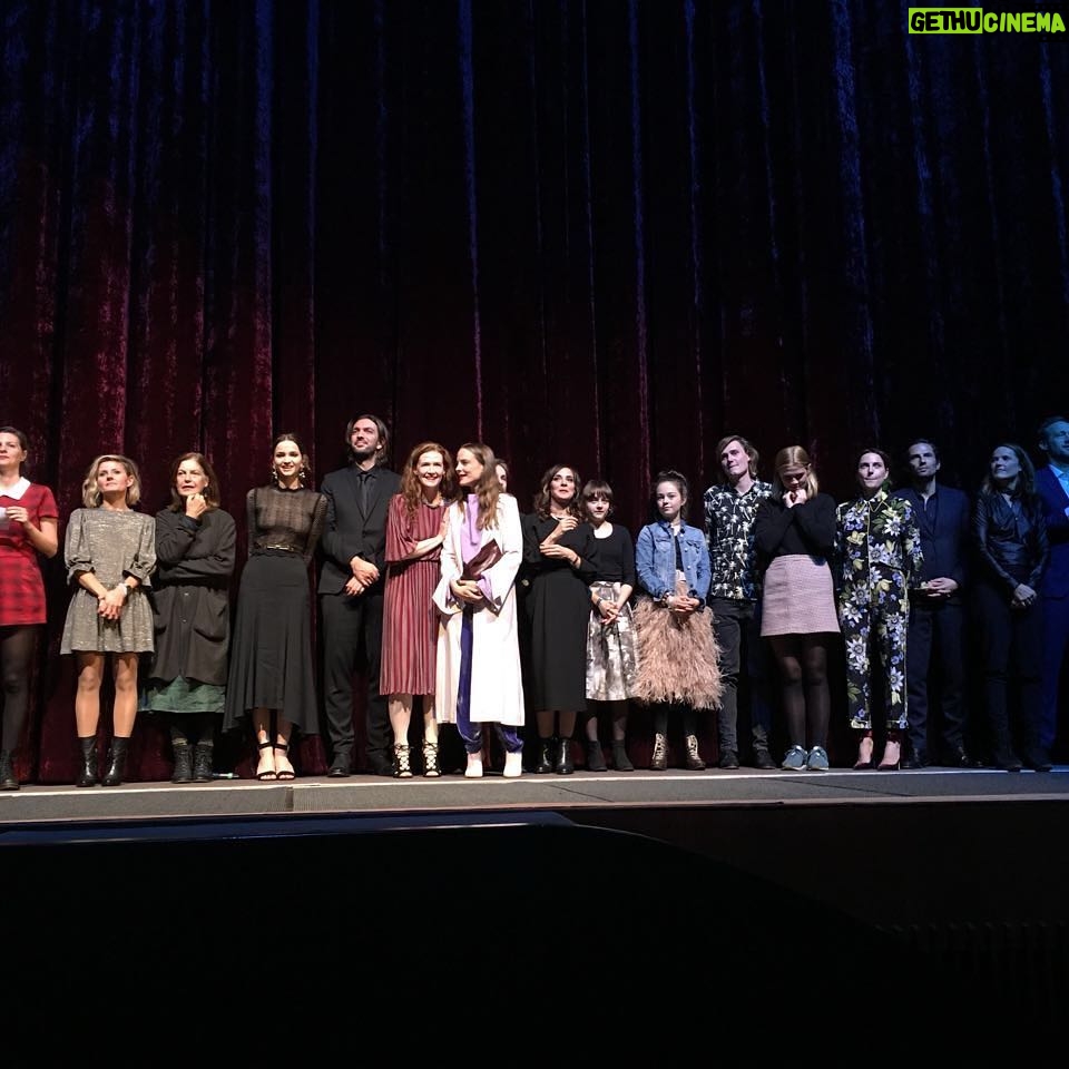 Ella Lee Instagram - Auf der großen Bühne #premiere #darkseries #darknetflix #ellalee #hannahkahnwald @neidig_org ZOO PALAST Berlin