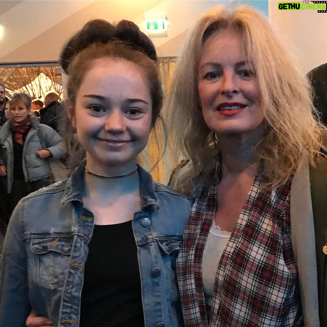 Ella Lee Instagram - auf der Premieren von Dark darf natürlich auch meine super Agentin Claudia Neidig nicht fehlen! This is my wonderful agent Claudia #claudianeidig @neidig_org #ellalee #darknetflix #hannahkahnwald #dark #premiere #berlin #neidig