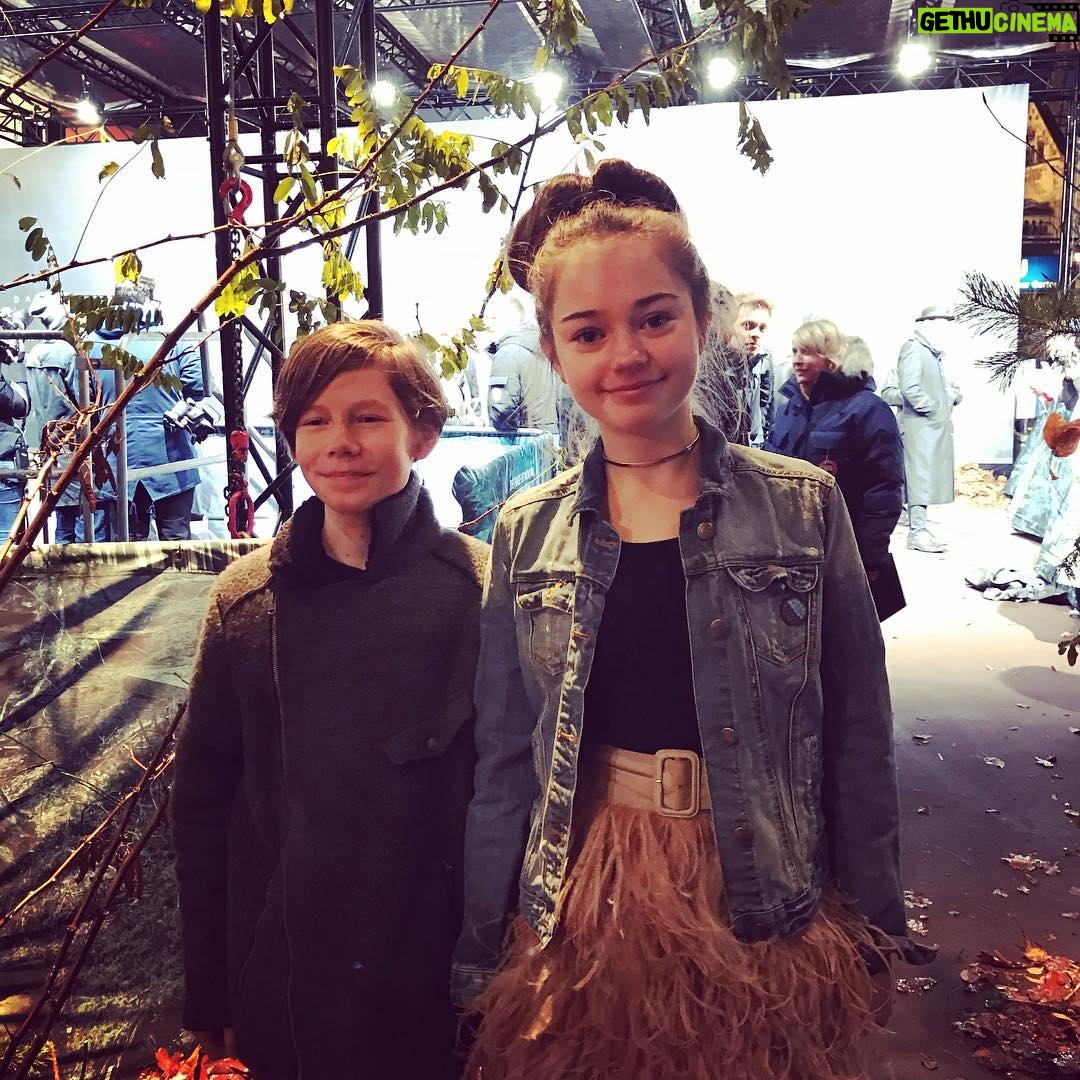 Ella Lee Instagram - Dark Premiere mit Mikkel im Zoo Palast Berlin #darknetflix #hannahkahnwald #ellalee #mikkel #daanlennardliebrenz #neidig #hanniundnanni Berlin, Germany