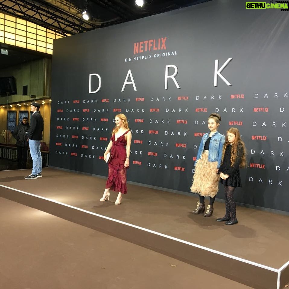 Ella Lee Instagram - Ich hatte so viel Spaß gestern bei der Europa Premiere von DARK, dank der coolen Schauspieler und Crew und all den anderen Leuten, die da waren und ich nicht kannte... 😄 #netflix #netflixdark #ellalee #darknetflix #hannahkahnwald Zoo Palast