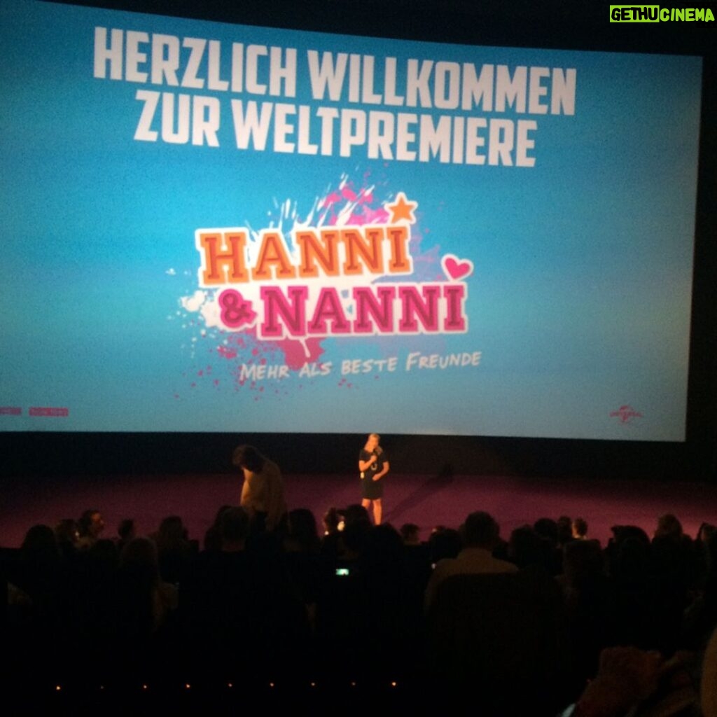 Ella Lee Instagram - Ein toller Tag!!!#hanniundnanni #premiere #berlin #sonntag