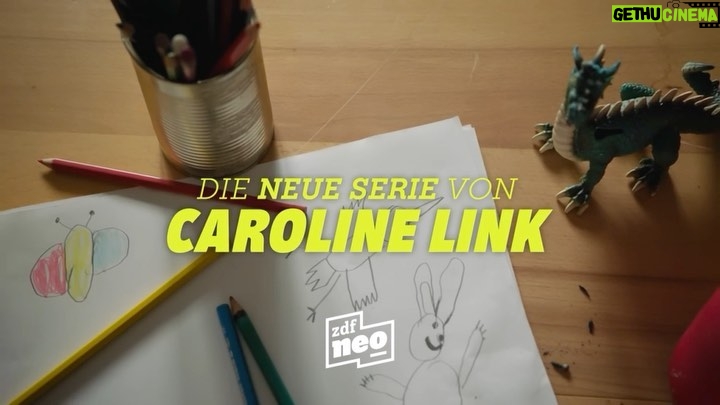 Ella Lee Instagram - Die neue ZDFneo Serie SAFE von Caroline Link ist ab morgen in der ZDF Mediathek zu sehen 💥✌🏼 Regie: Caroline Link Produktion: Claussen+Putz Filmproduktion GmbH Kamera: Bella Halben http://safe.zdfneo.de/ #safeseries #neoriginal @zdfneo @zdfmediathek @claussenputz