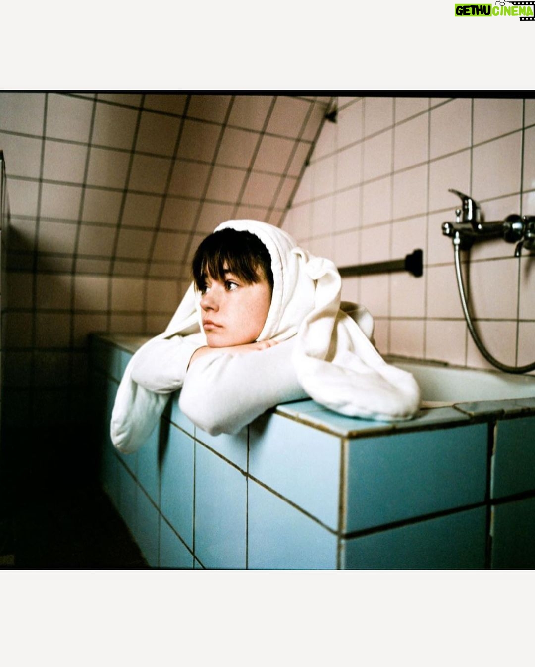 Ella Lee - 4.4K Likes - Rabbit in bath by @feeglory