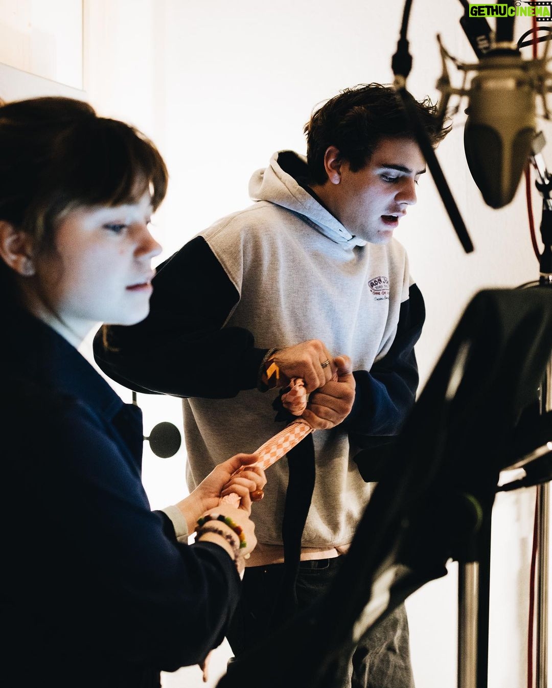 Ella Lee - 5.4K Likes - Das Neue Hörspiel „lost in Neulich“ ist ab heute in der ARD audiothek verfügbar :) ->
📸 Annette Koroll
https://www.ardaudiothek.de/sendung/lost-in-neulich-kein-dorf-fuer-anfaenger/95814094/