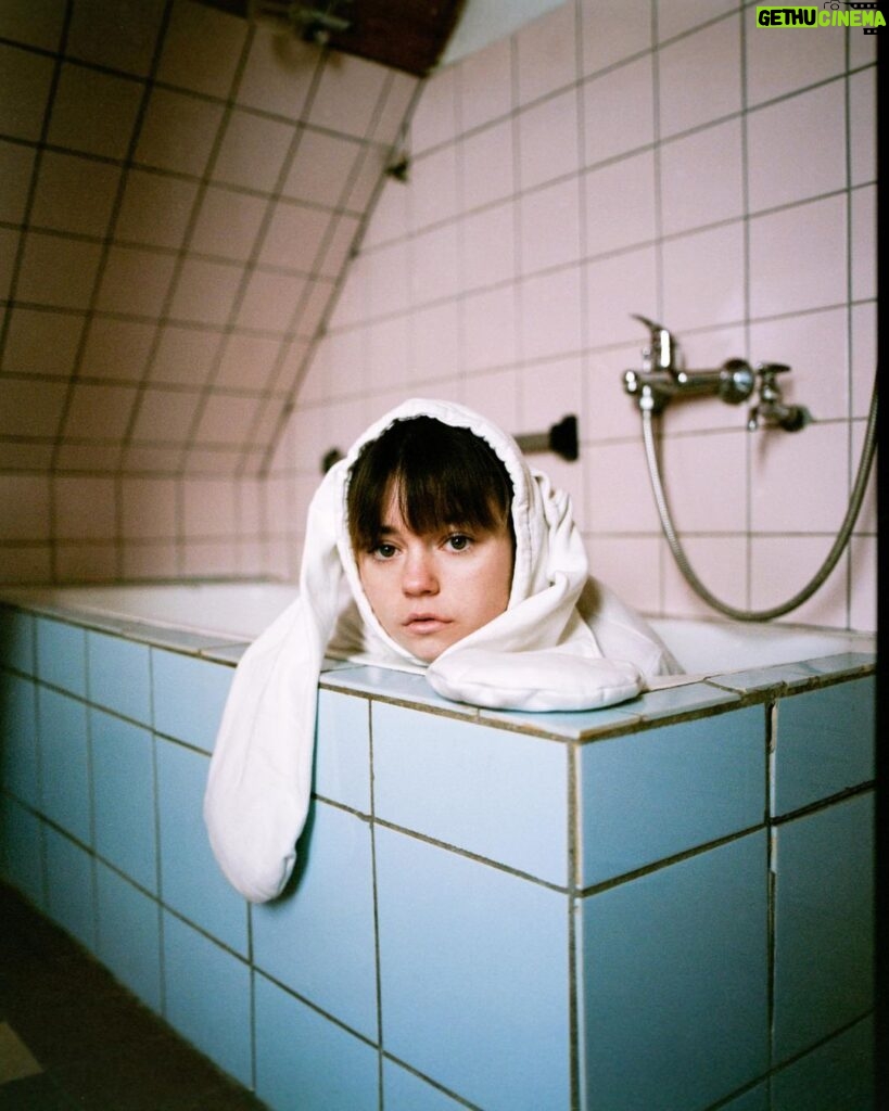 Ella Lee Instagram - Rabbit in bath by @feeglory