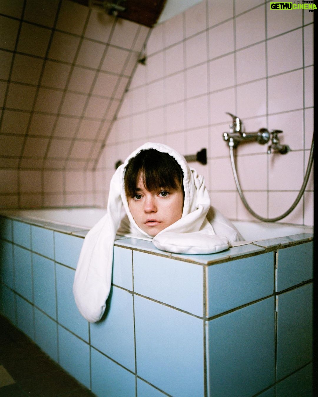 Ella Lee - 4.4K Likes - Rabbit in bath by @feeglory