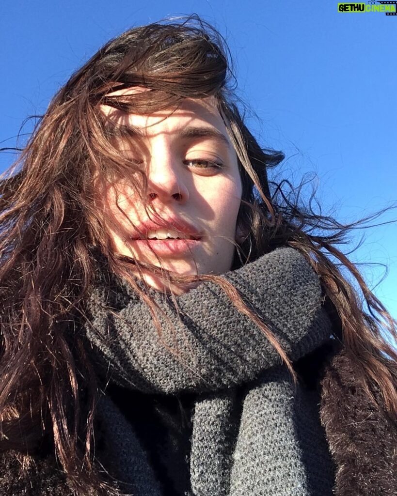 Ella Rumpf Instagram - East wind bowing——🧣🧤Love from Prague