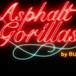 Ella Rumpf Instagram - Ab 30.8 im Kino. #asphaltgorillas @asphaltgorillas Von Detlev Buck #moneymoneymoneymustbefunnyinarichmansworld Das übliche ist zu sehen, Geld, Autos, Knarren und paar wenige Frauen, aber diesmal schafft es Buck dir zu zeigen, Geld IST eben geil, Autos auch, Knarren AUCH und das die Menschen die damit hantieren dein Horizont definitiv erweitern werden . Kurzgefasst alle Bananaa 😜 #eswirdzeitunsereweltzuverändern. @bravebuck @samuel.schneider @jannisniewoehner_official @stefaniegiesinger @khodrkida @_juliaengelmann @ssio @sxtnmusik #ich undsoweiterichfindenichtalleaufinsta.