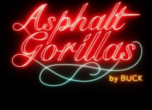 Ella Rumpf Instagram - Ab 30.8 im Kino. #asphaltgorillas @asphaltgorillas Von Detlev Buck  #moneymoneymoneymustbefunnyinarichmansworld 
Das übliche ist zu sehen, Geld, Autos, Knarren und paar wenige Frauen, aber diesmal schafft es Buck dir zu zeigen, Geld IST eben geil, Autos auch, Knarren AUCH und das die Menschen die damit hantieren dein Horizont definitiv erweitern werden . Kurzgefasst alle Bananaa 😜 #eswirdzeitunsereweltzuverändern. @bravebuck @samuel.schneider @jannisniewoehner_official @stefaniegiesinger @khodrkida  @_juliaengelmann @ssio @sxtnmusik #ich undsoweiterichfindenichtalleaufinsta.