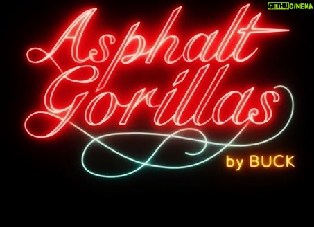 Ella Rumpf Instagram - Ab 30.8 im Kino. #asphaltgorillas @asphaltgorillas Von Detlev Buck #moneymoneymoneymustbefunnyinarichmansworld Das übliche ist zu sehen, Geld, Autos, Knarren und paar wenige Frauen, aber diesmal schafft es Buck dir zu zeigen, Geld IST eben geil, Autos auch, Knarren AUCH und das die Menschen die damit hantieren dein Horizont definitiv erweitern werden . Kurzgefasst alle Bananaa 😜 #eswirdzeitunsereweltzuverändern. @bravebuck @samuel.schneider @jannisniewoehner_official @stefaniegiesinger @khodrkida @_juliaengelmann @ssio @sxtnmusik #ich undsoweiterichfindenichtalleaufinsta.