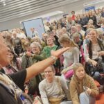 Ellen Hillingsø Instagram - I dag var @hellajoof og jeg på @bogforum hvor den vidunderlige @maren_uthaug talte med os om #hundensbog det var en alletiders samtale hvor vi talte om bogen , hunde , hunde og hunde #whatsnottolove #vov herefter signerede vi bøger og fik masser af dejlige snakke med andre #hundetosser om hunde….HVIS du tænker:” åh det gad jeg godt “ så gentager vi seancen med @maren_uthaug igen i morgen søndag d.5-11 kl.14:20 på Trane 1 scenen og kl.11 på #storescene hvor vi taler med @soerendahl OG synger sange fra #hundensbog . Efter begge events signerer vi bøger og vil , som i dag , udveksle anekdoter og minder om de hunde vi elsker , de hunde vi vil komme til at elske og de hunde vi har elsket… håber vi ses 🐶 #vovsagdehunden #hundensbog @mikkelfonsskov @kreakosten @forlagetgyldendal @michaelmoritzen