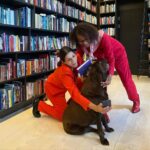 Ellen Hillingsø Instagram - Er i klar over hvor SVÆRT det er at ta’ en selfie med hund ? I morgen d.26 oktober vil det vælte ud med selfier med hund for der udkommer #hundensbog på @forlagetgyldendal og vi @hellajoof , @mikkelfonsskov , @kreakosten , Darwin , Ruby , Purdey og jeg kan næsten ikke vente !! HURRAAAA hvor vi glæder os 🎉🐶🐾🐶 Har du selv prøvet at ta’ en selfie med din hund ? Synes du selv det var nemt 😜 ? #swiperight👉 og se hvordan det gik for Helsky , Darwin og mig , sagde hunden ( jo jo jo det måtte siges det lå JO lige til højrebenet 😜😜😜)