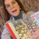 Ellen Hillingsø Instagram - Bliv IKKE forskrækket HVIS du befinder dig i indre by på søndag og ser horder af flyverdragtklædte børn vælte ned af Gothersgade på vej mod @cinemateket. Kl.11:00 gentager vi nemlig traditionen tro oplæsning af #dajulenkomtilmumidalen og #pippiplyndrerjuletræ med saftevand og småkager. Det bliver som altid crazy og alle tiders. HVIS din pode (er) kører flitsbuen og KUN vil ligge på gulvet foran hoveddøren så vil jeg som altid opfordre dig til at føje barnet , lægge dig ved siden af og lytte til fortællingerne som jeg har indlæst og som du ka’ finde på @mofibo. Måske ses vi søndag ? #enjoy