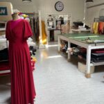 Ellen Hillingsø Instagram – I dag havde vi #prøvestart på #genopsætningen af #poenquist ‘s #fraregnormenesliv på @folketeatret_dk åh jeg glæder mig til at spille denne fantastiske tekst igen med det mest udsøgte hold kollegaer @olelemmeke som #hcandersen @michaelmoritzen som #heiberg og @lisbetlundquist som #denskalede . Vi har repremiere d.14 september i Randers og vil rejse landet rundt i #gøglerekspressen. Mon vi ses ? 🪱🎭
Du kan tjekke vores spilleliste på Folketeatret.Dk