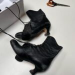 Ellen Hillingsø Instagram – I dag havde vi #prøvestart på #genopsætningen af #poenquist ‘s #fraregnormenesliv på @folketeatret_dk åh jeg glæder mig til at spille denne fantastiske tekst igen med det mest udsøgte hold kollegaer @olelemmeke som #hcandersen @michaelmoritzen som #heiberg og @lisbetlundquist som #denskalede . Vi har repremiere d.14 september i Randers og vil rejse landet rundt i #gøglerekspressen. Mon vi ses ? 🪱🎭
Du kan tjekke vores spilleliste på Folketeatret.Dk