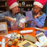 Ellen Hillingsø Instagram - VIND MANGE SKØNNE PRÆMIER HVER UGE! 🐶🎁🎄 På søndag starter HEVEA & Maggie’s Choice’s store adventskalender, hvor du og din bedste ven HVER UGE kan vinde masser af lækre spiselige og ikke spiselige præmier samt et signeret eksemplar af HUNDENS BOG, skrevet af Ellen Hillingsø & Hella Joof.  Følg @hellajoof @ellenhillingsoe @heveafamily og @maggieschoice.dk her på instagram for at holde øje med, hvordan du deltager 🫶🏼 OG - kender du andre, der også vil elske at være med, så tag dem herunder 👇🏼 Vi ønsker alle en dejlig firbenet jul og et rigtigt logrende Nytår 🐶🎄❤️ #adventskalender #adventskalenderforhunde #naturlighundemad #naturligthundelegetøj #hundensbog #giveaway #giveawayhund