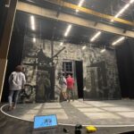 Ellen Hillingsø Instagram – I dag havde vi #prøvestart på #genopsætningen af #poenquist ‘s #fraregnormenesliv på @folketeatret_dk åh jeg glæder mig til at spille denne fantastiske tekst igen med det mest udsøgte hold kollegaer @olelemmeke som #hcandersen @michaelmoritzen som #heiberg og @lisbetlundquist som #denskalede . Vi har repremiere d.14 september i Randers og vil rejse landet rundt i #gøglerekspressen. Mon vi ses ? 🪱🎭
Du kan tjekke vores spilleliste på Folketeatret.Dk