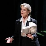 Ellen Hillingsø Instagram - I dag udkommer en af Skandinaviens allerstørste skuespillere #stinaekblad ‘s erindringer #herbruserstrømmenforbi på @forlagetmultivers I går havde jeg den udsøgte fornøjelse og ære at samtale med hende om bogen. Denne kvinde er en kæmpe kunster . Hun har spillet #shakespeare ‘s Julie, Viola , Maria , Gertrud , Portia. Af de Gamle Grækere Antigone , Medea , Fædra , Jokaste , filmet i Dk , Sverige , Tyskland , Finland. Hun har lavet monologer b.la over Lukas evangeliet og Dantes Gudommelige Kommedie som hun også har indtalt på dansk OG svensk. Derudover kalder hun sig selv “ en lyrikkens vækkelsesprædikant “ når hun rejser rundt i S og F og læser poisi op. Hun skriver at ALLE disse ord har “ formet og forædlet hende som menneske givet hende et sprog og gjort hende til den hun er i dag “og hvilket menneske, siger jeg bare - Ein Mench..♥️♥️♥️♥️ “ Det der var , findes kun indeni os , dulgt, usynligt , kun tilgængeligt i poisien. Derfor elsker jeg poisien “ Stina Ekblad.