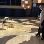 Ellen Hillingsø Instagram - I dag udkommer en af Skandinaviens allerstørste skuespillere #stinaekblad ‘s erindringer #herbruserstrømmenforbi på @forlagetmultivers I går havde jeg den udsøgte fornøjelse og ære at samtale med hende om bogen. Denne kvinde er en kæmpe kunster . Hun har spillet #shakespeare ‘s Julie, Viola , Maria , Gertrud , Portia. Af de Gamle Grækere Antigone , Medea , Fædra , Jokaste , filmet i Dk , Sverige , Tyskland , Finland. Hun har lavet monologer b.la over Lukas evangeliet og Dantes Gudommelige Kommedie som hun også har indtalt på dansk OG svensk. Derudover kalder hun sig selv “ en lyrikkens vækkelsesprædikant “ når hun rejser rundt i S og F og læser poisi op. Hun skriver at ALLE disse ord har “ formet og forædlet hende som menneske givet hende et sprog og gjort hende til den hun er i dag “og hvilket menneske, siger jeg bare - Ein Mench..♥️♥️♥️♥️ “ Det der var , findes kun indeni os , dulgt, usynligt , kun tilgængeligt i poisien. Derfor elsker jeg poisien “ Stina Ekblad.