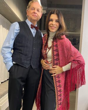 Ellen Hillingsø Instagram - Gøglere er og bliver gøglere 🎭😜.. for hvad gør man når en forestilling må lukke ned midt i en turné ??Da….Da…🎵🎶 Man laver vel en ny ?? : “ Fra regnormenes liv “ spillede sidste gang i søndags som Reading hvor den vidunderlige @prebsimax sprang ind som #heiberg og @michaelmoritzen som HCA. Sådan kunne det ikke fortsætte så ..omstillings parate og villige , som sande gøglere JO er lagde @michaelmoritzen og jeg hovederne i blød for sjov sagde Mich : “ Vi læser #argurney ‘s “ Kærestebreve “ fra 1989 teaterchef @kasperwilton  råbte “ Ka’ i så komme igang “… #bentekongsbøl @klovnebus blev kaldt ind , vi havde første prøvedag mandag , generalprøve tirsdag og premiere igår i Helsingør 😅… @michaelmoritzen og jeg lægger os YDMYGT i store danske skuespillere som #ebberodhe #bodilkjær #bentmejding og #sussewolds @sussewold slipstrøm. Vi lover vi gør os umage og sender ovenstående koryfæer kærlige og beundrende tanker når vi fra i dag tager #gøglerekspressen rundt i landet med #kærestebreve de næste 2 uger ….🎭🎭🎭🎭♥️ @michaelmoritzen @klovnebus @folketeatret_dk