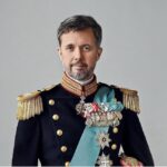 Ellen Hillingsø Instagram – Hans Majestæt Kong Frederik 10. 
“ Forbundne , forpligtet , for kongeriget Danmark “
Vi var ret så mange der stimlede sammen i dag for at 
fejre vores ny konge , vores nye Dronning og vores gamle Dronning. Sikke en fest . Jublen ville ingen ende tage. Glædeligt og bevægende  en kæmpe fest. Mange fantastiske #hyggetude momenter jeg nævner i flæng selve proklamationen , kongeparret på balkonen med børnene og da Dronning Margrethe efter endt statsråd ser på sin søn og siger :” Gud bevare Kongen “ …..
👑⚓️♥️🍀