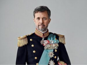 Ellen Hillingsø Instagram - Hans Majestæt Kong Frederik 10. 
“ Forbundne , forpligtet , for kongeriget Danmark “
Vi var ret så mange der stimlede sammen i dag for at 
fejre vores ny konge , vores nye Dronning og vores gamle Dronning. Sikke en fest . Jublen ville ingen ende tage. Glædeligt og bevægende  en kæmpe fest. Mange fantastiske #hyggetude momenter jeg nævner i flæng selve proklamationen , kongeparret på balkonen med børnene og da Dronning Margrethe efter endt statsråd ser på sin søn og siger :” Gud bevare Kongen “ …..
👑⚓️♥️🍀