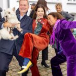 Ellen Hillingsø Instagram - Tak til alle, der kom forbi vores hundereception i dag 🐕🐾 Forlaget blev i dag fyldt med hunde i anledningen af udgivelsen af Hella Joof og Ellen Hillingsøs nye bog HUNDENS BOG. Hundene stillede op til billeder på den røde løber, hang ud i hundebaren og hyggede med de andre gæster. #hund #hunde #hellajoof #ellenhillingsø #doglover #dog