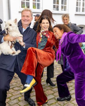 Ellen Hillingsø Instagram - Tak til alle, der kom forbi vores hundereception i dag 🐕🐾
Forlaget blev i dag fyldt med hunde i anledningen af udgivelsen af Hella Joof og Ellen Hillingsøs nye bog HUNDENS BOG. 
Hundene stillede op til billeder på den røde løber, hang ud i hundebaren og hyggede med de andre gæster.

#hund #hunde #hellajoof #ellenhillingsø #doglover #dog