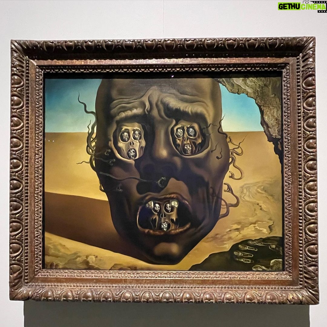 Ellen Hillingsø Instagram - “Krigens ansigt “ Salvador Dali #gaza #israel ….💔…….