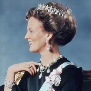 Ellen Hillingsø Instagram - I morgen d.14 januar 2024 træder Dronning Margrethe d.2  tilbage efter 52 år på tronen “ Guds hjælp , folkets kærlighed, Danmarks styrke “ ….
Jeg var 5 år dengang i 1972 det var iskoldt. Min bror @jenshillingsoe og jeg var med vores far inde foran  Christiansborg da Kronprinsesse Margrethe blev udråbt til Dronning. Der var en både sorg og forventningsfuld stemning. Kronprinsesse Margrethe’s elskede far , kongen var jo død .Jeg sad på min fars skuldre da #jensottokrag  til tre verdenshjørner råbte :” Kongen er død længe leve Hendes Majestæt Dronning Margrethe d.2 “ der var helt stille og iskoldt .I morgen skal kronprins Frederik udråbes til  Kong Frederik 10. Og dette sker  i glæde ikke i skyggen af en elsket forældres død , det er smukt ♥️ TAK @detdanskekongehus