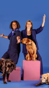 Ellen Hillingsø Instagram - 🐾 Hella Joof og Ellen Hillingsø elsker hunde – og de har naturligvis fuldstændig styr på deres egne hunde. Det’ klart 🐶 Nu vil de hylde menneskets bedste ven med ’Hundens bog’ – en morsom, kærlig og bedrevidende indføring i tilværelsen med hund. Det bliver en bog, der byder på lorte-reglen, hunde i sengen, kalket afføring, tigning, svenske øjne, hundeterapi, dykke ned i brevkasser for hunde og mennesker, synge hundesange og læse digte og fortællinger om nogle af de mange hunde i vores kulturhistorie. Sikke en nyhed! På med hundesnoren for bogen kan forudbestilles allerede i dag. Link i bio 😍 Glædelig International Hundedag 🐕 #hund #internationaldogday #hellajoof #ellenhillingsø #dog #hundeliv