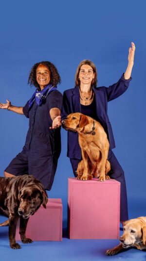 Ellen Hillingsø Instagram - 🐾 Hella Joof og Ellen Hillingsø elsker hunde – og de har naturligvis fuldstændig styr på deres egne hunde. Det’ klart 🐶 

Nu vil de hylde menneskets bedste ven med ’Hundens bog’ – en morsom, kærlig og bedrevidende indføring i tilværelsen med hund. Det bliver en bog, der byder på lorte-reglen, hunde i sengen, kalket afføring, tigning, svenske øjne, hundeterapi, dykke ned i brevkasser for hunde og mennesker, synge hundesange og læse digte og fortællinger om nogle af de mange hunde i vores kulturhistorie. 
 
Sikke en nyhed! På med hundesnoren for bogen kan forudbestilles allerede i dag. Link i bio 😍 Glædelig International Hundedag 🐕

#hund #internationaldogday #hellajoof #ellenhillingsø #dog #hundeliv