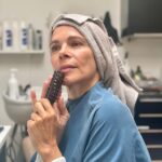 Ellen Hillingsø Instagram - En hår proces 😜…. 🪱🎭 @michaelmoritzen og jeg leger ABBA. Michael og jeg er Benny og Frida @olelemmeke og @lisbetlundquist er Agneta og Bjørn #freregnormenesliv @folketeatret_dk