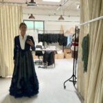 Ellen Hillingsø Instagram – I dag havde vi #prøvestart på #genopsætningen af #poenquist ‘s #fraregnormenesliv på @folketeatret_dk åh jeg glæder mig til at spille denne fantastiske tekst igen med det mest udsøgte hold kollegaer @olelemmeke som #hcandersen @michaelmoritzen som #heiberg og @lisbetlundquist som #denskalede . Vi har repremiere d.14 september i Randers og vil rejse landet rundt i #gøglerekspressen. Mon vi ses ? 🪱🎭
Du kan tjekke vores spilleliste på Folketeatret.Dk