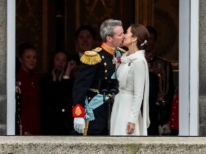 Ellen Hillingsø Instagram - Hans Majestæt Kong Frederik 10. 
“ Forbundne , forpligtet , for kongeriget Danmark “
Vi var ret så mange der stimlede sammen i dag for at 
fejre vores ny konge , vores nye Dronning og vores gamle Dronning. Sikke en fest . Jublen ville ingen ende tage. Glædeligt og bevægende  en kæmpe fest. Mange fantastiske #hyggetude momenter jeg nævner i flæng selve proklamationen , kongeparret på balkonen med børnene og da Dronning Margrethe efter endt statsråd ser på sin søn og siger :” Gud bevare Kongen “ …..
👑⚓️♥️🍀