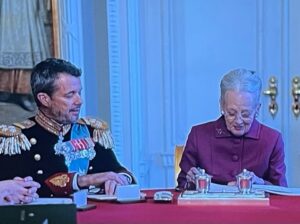 Ellen Hillingsø Instagram - Hans Majestæt Kong Frederik 10. 
“ Forbundne , forpligtet , for kongeriget Danmark “
Vi var ret så mange der stimlede sammen i dag for at 
fejre vores ny konge , vores nye Dronning og vores gamle Dronning. Sikke en fest . Jublen ville ingen ende tage. Glædeligt og bevægende  en kæmpe fest. Mange fantastiske #hyggetude momenter jeg nævner i flæng selve proklamationen , kongeparret på balkonen med børnene og da Dronning Margrethe efter endt statsråd ser på sin søn og siger :” Gud bevare Kongen “ …..
👑⚓️♥️🍀