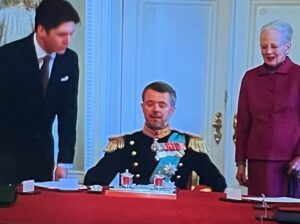 Ellen Hillingsø Instagram - Hans Majestæt Kong Frederik 10. 
“ Forbundne , forpligtet , for kongeriget Danmark “
Vi var ret så mange der stimlede sammen i dag for at 
fejre vores ny konge , vores nye Dronning og vores gamle Dronning. Sikke en fest . Jublen ville ingen ende tage. Glædeligt og bevægende  en kæmpe fest. Mange fantastiske #hyggetude momenter jeg nævner i flæng selve proklamationen , kongeparret på balkonen med børnene og da Dronning Margrethe efter endt statsråd ser på sin søn og siger :” Gud bevare Kongen “ …..
👑⚓️♥️🍀