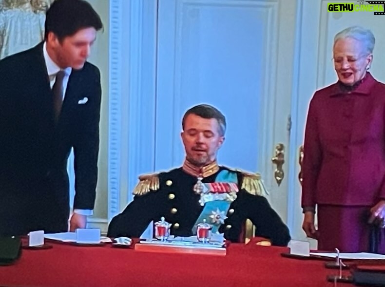 Ellen Hillingsø Instagram - Hans Majestæt Kong Frederik 10. “ Forbundne , forpligtet , for kongeriget Danmark “ Vi var ret så mange der stimlede sammen i dag for at fejre vores ny konge , vores nye Dronning og vores gamle Dronning. Sikke en fest . Jublen ville ingen ende tage. Glædeligt og bevægende en kæmpe fest. Mange fantastiske #hyggetude momenter jeg nævner i flæng selve proklamationen , kongeparret på balkonen med børnene og da Dronning Margrethe efter endt statsråd ser på sin søn og siger :” Gud bevare Kongen “ ….. 👑⚓️♥️🍀