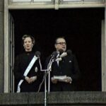 Ellen Hillingsø Instagram - I morgen d.14 januar 2024 træder Dronning Margrethe d.2 tilbage efter 52 år på tronen “ Guds hjælp , folkets kærlighed, Danmarks styrke “ …. Jeg var 5 år dengang i 1972 det var iskoldt. Min bror @jenshillingsoe og jeg var med vores far inde foran Christiansborg da Kronprinsesse Margrethe blev udråbt til Dronning. Der var en både sorg og forventningsfuld stemning. Kronprinsesse Margrethe’s elskede far , kongen var jo død .Jeg sad på min fars skuldre da #jensottokrag til tre verdenshjørner råbte :” Kongen er død længe leve Hendes Majestæt Dronning Margrethe d.2 “ der var helt stille og iskoldt .I morgen skal kronprins Frederik udråbes til Kong Frederik 10. Og dette sker i glæde ikke i skyggen af en elsket forældres død , det er smukt ♥️ TAK @detdanskekongehus