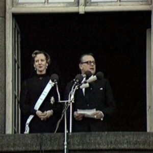 Ellen Hillingsø Instagram - I morgen d.14 januar 2024 træder Dronning Margrethe d.2  tilbage efter 52 år på tronen “ Guds hjælp , folkets kærlighed, Danmarks styrke “ ….
Jeg var 5 år dengang i 1972 det var iskoldt. Min bror @jenshillingsoe og jeg var med vores far inde foran  Christiansborg da Kronprinsesse Margrethe blev udråbt til Dronning. Der var en både sorg og forventningsfuld stemning. Kronprinsesse Margrethe’s elskede far , kongen var jo død .Jeg sad på min fars skuldre da #jensottokrag  til tre verdenshjørner råbte :” Kongen er død længe leve Hendes Majestæt Dronning Margrethe d.2 “ der var helt stille og iskoldt .I morgen skal kronprins Frederik udråbes til  Kong Frederik 10. Og dette sker  i glæde ikke i skyggen af en elsket forældres død , det er smukt ♥️ TAK @detdanskekongehus